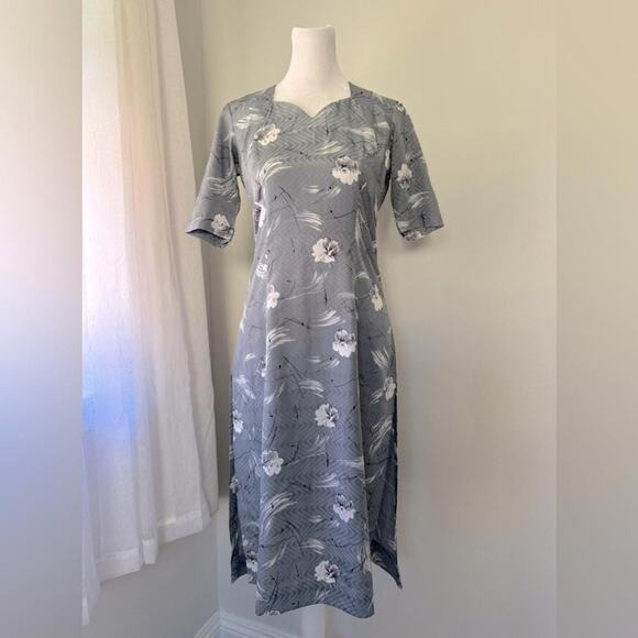 Vintage ‘70s Gray & White Floral Print Short Sleeve Midi Dress w/ Side Slits - Picture 4 of 8